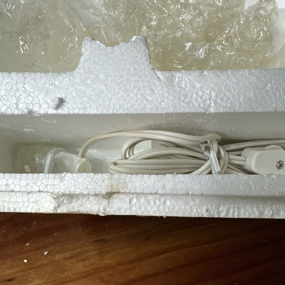 "Spring Gate Manor" Thomas Kinkade Lamplight Collection - Picture 6 of 7